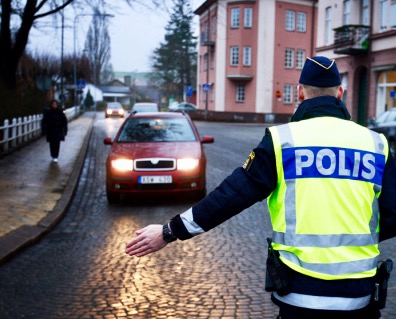 اسباب سحب رخصة السياقة في السويد – اسئلة امتحان التيوري في السويد – موقع يلا سويد ٢٠١٧